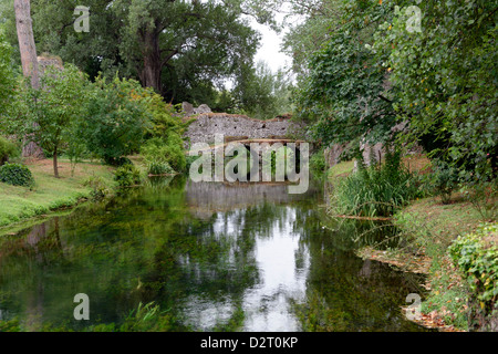 Il Twin arcuata di Ponte Pietra Ponte del macello presso il romantico Giardino di Ninfa Lazio Italia Foto Stock