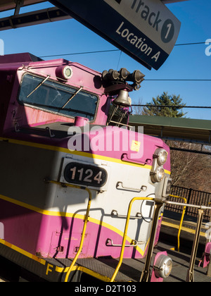 Treni pendolari motore a Fermata, MA, Stati Uniti d'America Foto Stock