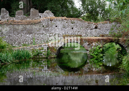 Il Twin arcuata di Ponte Pietra Ponte del macello presso il romantico Giardino di Ninfa Lazio Italia Foto Stock