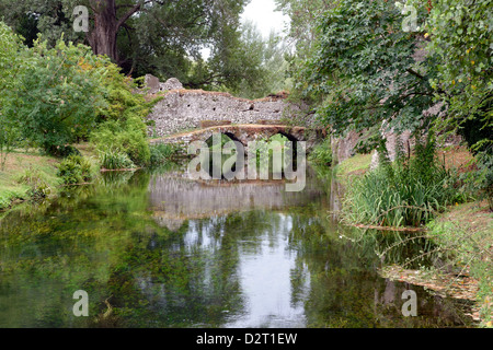 Il Twin arcuata di Ponte Pietra Ponte del macello presso il romantico Giardino di Ninfa Lazio Italia Foto Stock