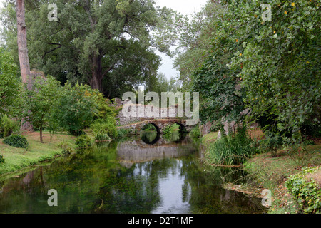 Il Twin arcuata di Ponte Pietra Ponte del macello presso il romantico Giardino di Ninfa Lazio Italia Foto Stock