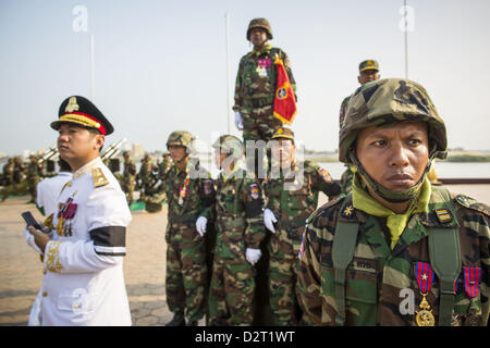 Phnom Penh Cambogia. Il 1 febbraio 2013. Cambogiano di funzionari militari guarda il corteo funebre di ex re Norodom Sihanouk. Norodom Sihanouk (31 ottobre 1922 " 15 ottobre 2012) era il re della Cambogia dal 1941 al 1955 e di nuovo dal 1993 al 2004. ed a frequentare la se. Credito: ZUMA Press, Inc. / Alamy Live News Foto Stock