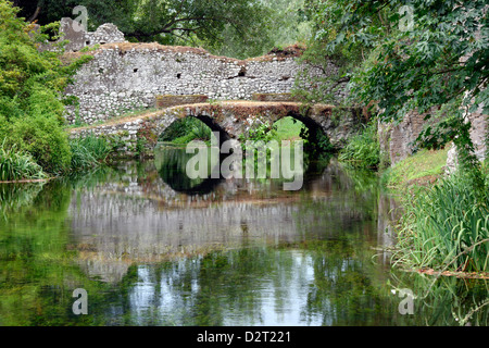 Il Twin arcuata di Ponte Pietra Ponte del macello presso il romantico Giardino di Ninfa Lazio Italia Foto Stock