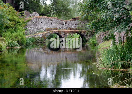 Il Twin arcuata di Ponte Pietra Ponte del macello presso il romantico Giardino di Ninfa Lazio Italia Foto Stock