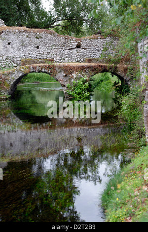 Il Twin arcuata di Ponte Pietra Ponte del macello presso il romantico Giardino di Ninfa Lazio Italia Foto Stock