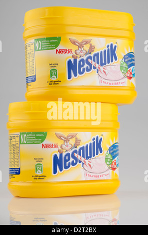 Due contenitori di Nestle il sapore di fragola Nesquick frullato mix Foto Stock