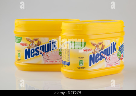 Due contenitori di Nestle il sapore di fragola Nesquick frullato mix Foto Stock