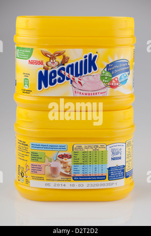 Due contenitori di Nestle il sapore di fragola Nesquick frullato mix Foto Stock
