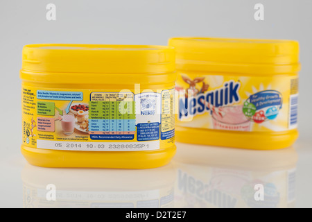 Due contenitori di Nestle il sapore di fragola Nesquick frullato mix Foto Stock