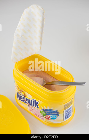 Aprire contenitori di Nestle il sapore di fragola Nesquick frullato mix Foto Stock