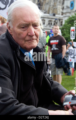 Ex British politico Laburista Tony Benn a una protesta nel centro di Londra. Foto Stock