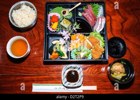 Il cibo in Giappone: un tradizionale pasto giapponese, cucinato a casa dal proprietario del ryokan. Foto Stock