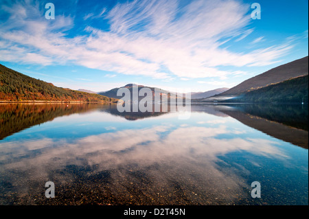 Una vista da Ardgartan cercando Loch Long verso il villaggio a Arrochar Foto Stock