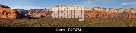 Vista tipica della parte ovest di Sedona con Ficodindia Cactus in Arizona USA Foto Stock