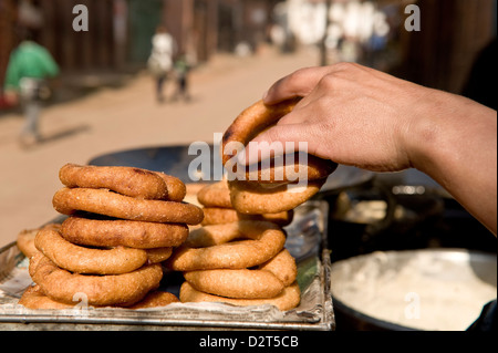 Alimenti fritti in stallo, Bhaktapur, Nepal, Asia Foto Stock