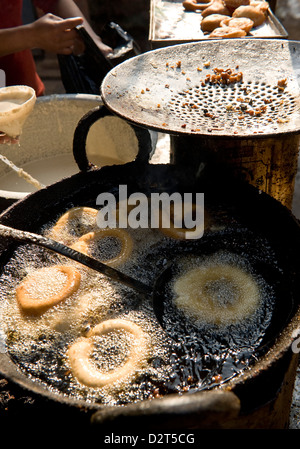 Alimenti fritti in stallo, Bhaktapur, Nepal, Asia Foto Stock