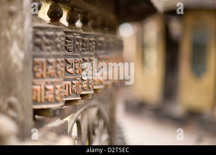 Ruote della preghiera, Swayambhu (tempio delle scimmie), Kathmandu, Nepal, Asia Foto Stock