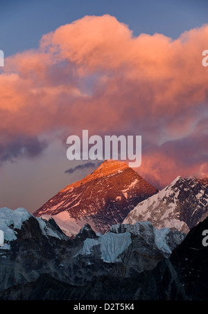 Vista da Gokyo Ri del monte Everest, e il Monte Lhotse, Dudh Kosi Valley, Solu Regione Khumbu, in Nepal, in Himalaya Foto Stock