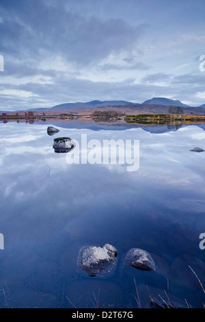 Loch Ba su Rannoch Moor al crepuscolo, siti di particolare interesse scientifico, Perth and Kinross, Highlands, Scotland, Regno Unito Foto Stock