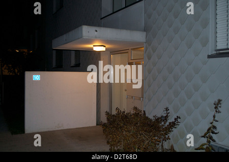 Un blocco di appartamenti con cicalini porta vicino all'originale Dignitas clinic in Effretikon in Svizzera Foto Stock