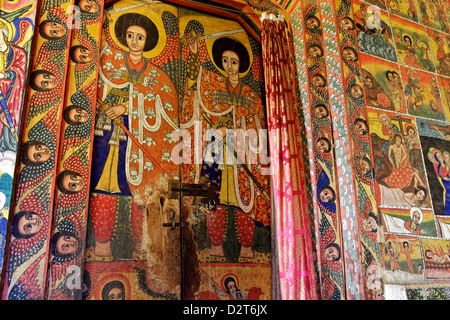 Murales nel XVI secolo il monastero cristiano e chiesa di Azuwa Maryam, Zege Penisola, Lago Tana, Etiopia, Africa Foto Stock