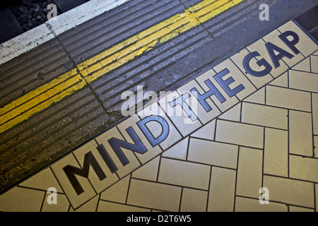 Mente il divario segno sul bordo della piattaforma, la metropolitana di Londra, London, England, Regno Unito, Europa Foto Stock