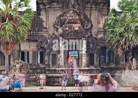 Complesso del tempio di Angkor Wat, Angkor, Sito Patrimonio Mondiale dell'UNESCO, Siem Reap, Cambogia, Indocina, Asia sud-orientale, Asia Foto Stock