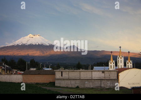 La chiesa con il vulcano Cotopaxi in background. Luce della Sera. Ecuador. Foto Stock