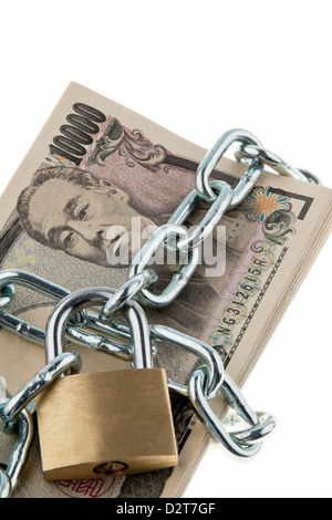 Yen giapponese note con serratura e catena. Pile di denaro per la sicurezza e degli investimenti. Foto Stock