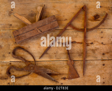 Età arrugginiti strumenti tradizionali di legno lana pialla forbici bussola di disegno su legno retrò Foto Stock