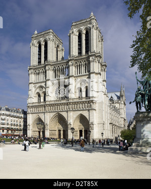 La cattedrale di Notre Dame di Parigi, fronte ovest con torri gemelle. 1200-1225, gotico. Foto Stock