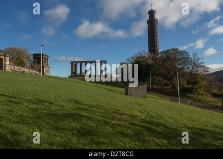 Una vista generale della cima di Calton Hill in Edinburgh tenuto nell'Osservatorio nazionale e Monumento Nelson Foto Stock