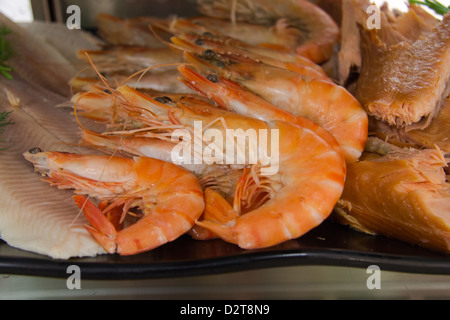 Gamberoni come parte di un gigantesco sea food display Foto Stock