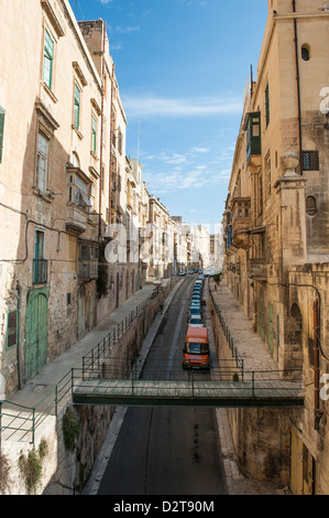 Una strada in vista della vecchia città di Valletta, Malta Foto Stock