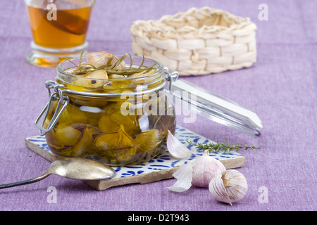 Bulbi di aglio proveniente dalla Cina in vetro Foto Stock