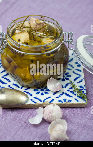 Bulbi di aglio proveniente dalla Cina in vetro Foto Stock