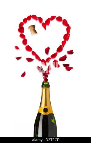 Cuore rosso a forma di petali di rosa spuntano fuori della bottiglia di champagne su sfondo bianco Foto Stock
