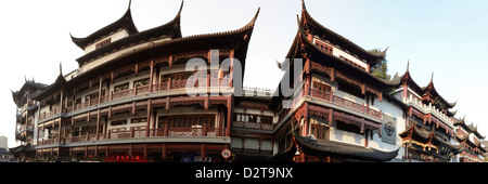 Ampio angolo di vista panoramica di cinese tradizionale edificio in legno del Giardino Yu Yuan, China Town, Shanghai City. Foto Stock