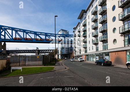 Viste della metropolitana Ponte sul Fiume Tyne dalla vicina, sulla banchina di Newcastle, Regno Unito Foto Stock