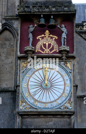 Orologio sul lato della cattedrale di Wells a Somerset, una delle più belle cattedrali del Regno Unito Foto Stock