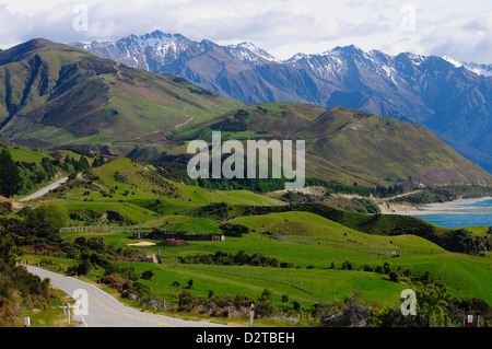 Autostrada a Milford Sound passando per il Lago di Tena Vu, South Island, in Nuova Zelanda, Pacific Foto Stock