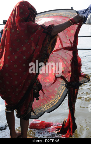 Donne sari di lavaggio nel fiume, Tamil Nadu, India, Asia Foto Stock