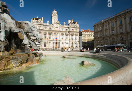 BARTHOLDI TERRAUX Fontana e Municipio di Place des TERRAUX LIONE RHONE ALPES FRANCIA Foto Stock