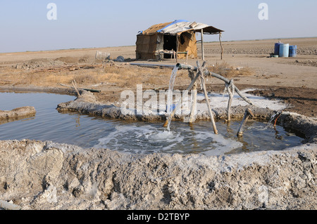 Sale rendendo pit e il sale del lavoratore, home, Gujarat, India, Asia Foto Stock