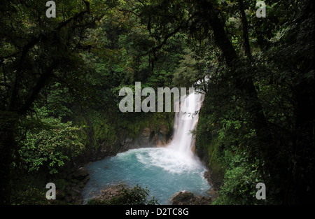 Cascata del Rio Celeste. Parco Nazionale Volcan Tenorio. Provincia di Guanacaste in Costa Rica. Foto Stock