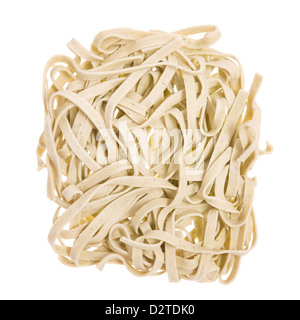 Nidi di Asian Dried Noodles isolati su sfondo bianco Foto Stock