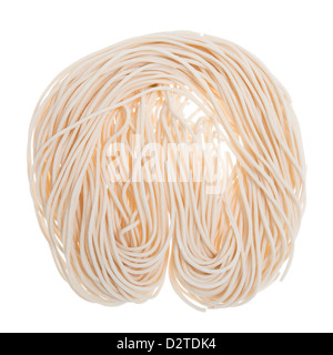 Nidi di Asian essiccato di spaghetti ramen isolati su sfondo bianco Foto Stock