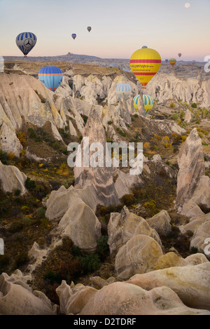 Vista dal pallone aerostatico sul Red Valley con Uchisar in Cappadocia Goreme Parco Nazionale di Nevsehir Turchia all'alba con la luna Foto Stock