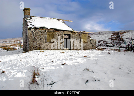 Yorkshire Dales paesaggi fienile abbandonati sulla neve ingleborough mori in inverno Foto Stock