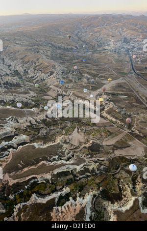 Vista aerea di Zelve Valley con rosa e rosso e valli di Goreme Parco Nazionale dalla mongolfiera Cappadocia Turchia Foto Stock